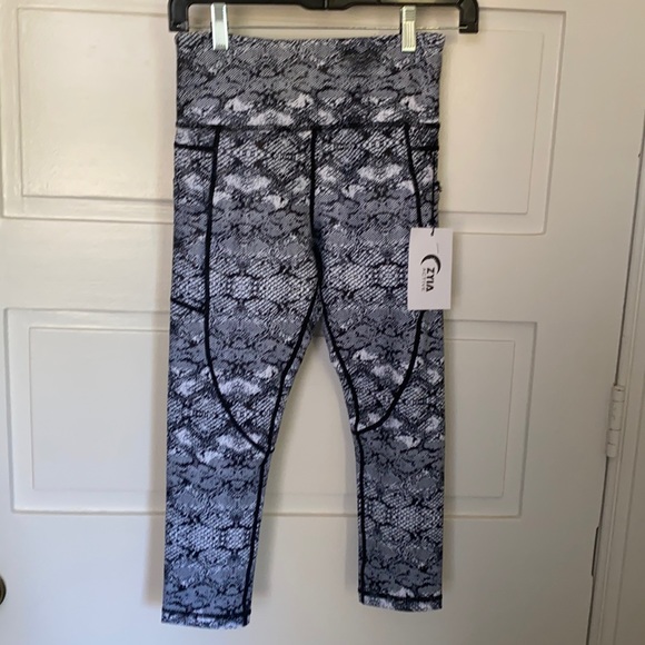 “Zyia” active wear Cobra Metallic Capri20” size 4 - Picture 3 of 7